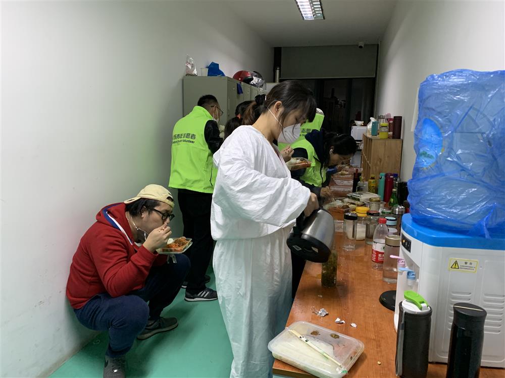 綠馬甲“浦東青年志愿者”，的一次晚班志愿服務(wù)