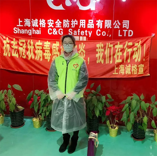 攜手戰(zhàn)“疫”，逆風(fēng)而上，上海志愿者助力抗疫防護(hù)服生產(chǎn)