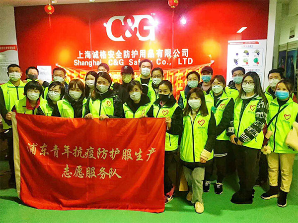 攜手戰(zhàn)“疫”，逆風(fēng)而上，上海志愿者助力抗疫防護服生產(chǎn)